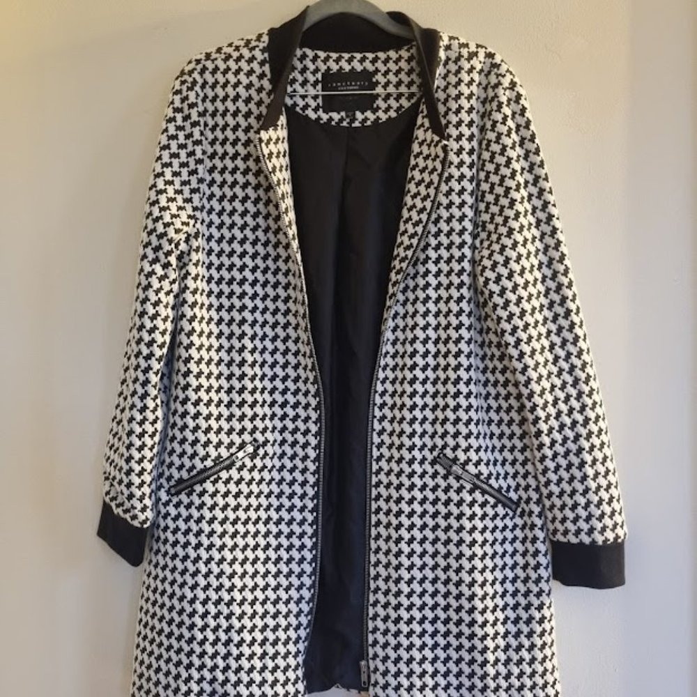 Sanctuary Clothing Houndstooth City Coat black and white. Full front zip. Size L